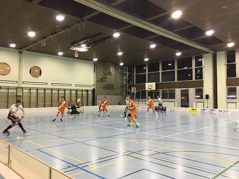 Stefan Schnider verteilt den Ball im Powerplay Stefan Schnider verteilt den Ball im Powerplay