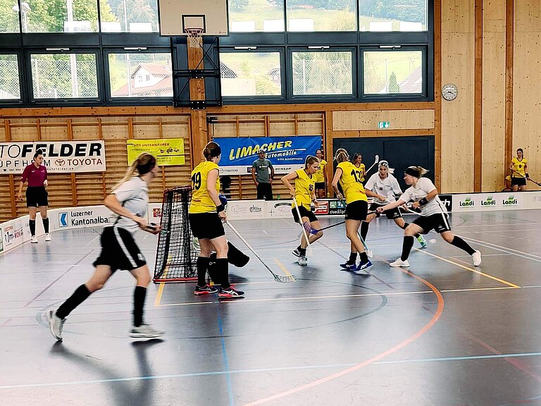 Claudia Hafner, Lara Stadelmann und Nadine Stalder (in weiss, v.l.n.r) machen Druck auf das Tor von UH Wilderswil-Interlaken.
