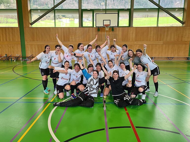 Unsere Damen feiern den Gruppensieg mit dem Pokal.