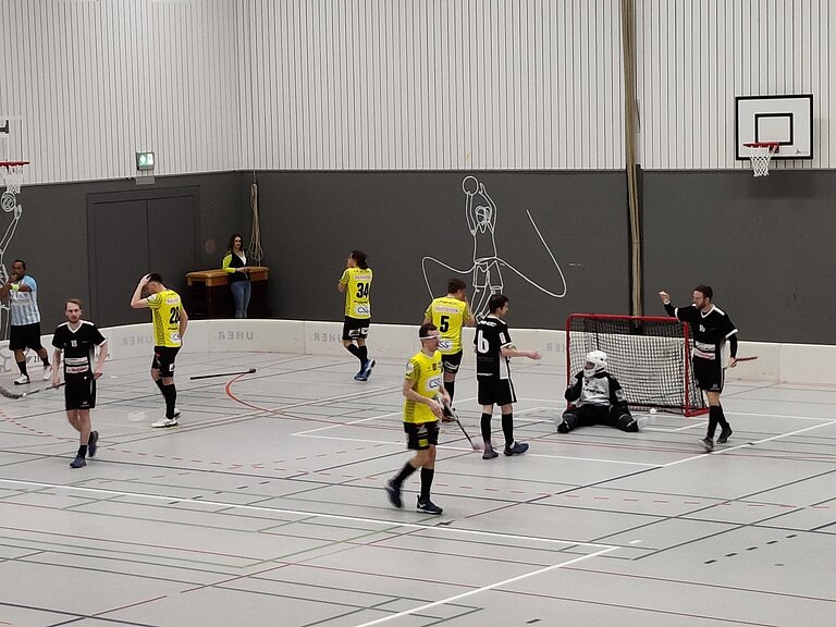 Marcel Zihlmann jubel über sein Tor zum 2:8. 