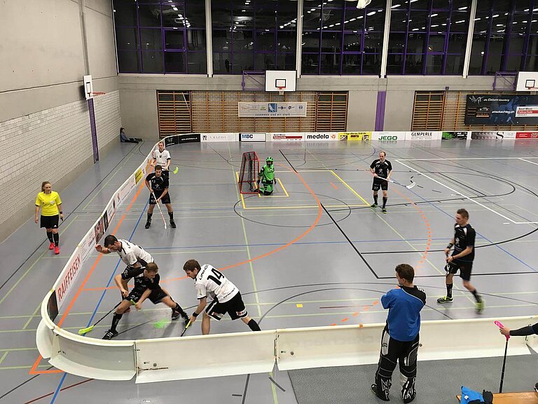 Martin Wiederkehr (links) und Samuel Vogel (rechts) machen Druck auf einen Gegenspieler.
