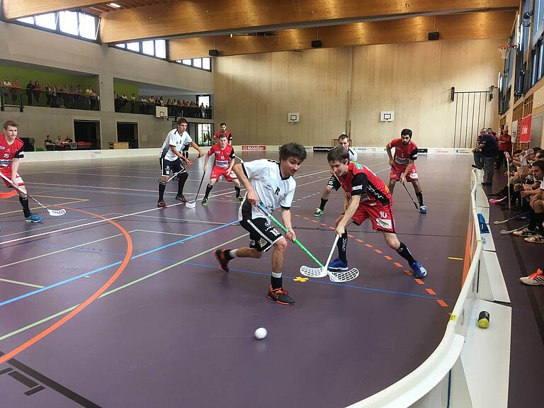 Renato Kropf gewinnt ein Bully in der eigenen Zone