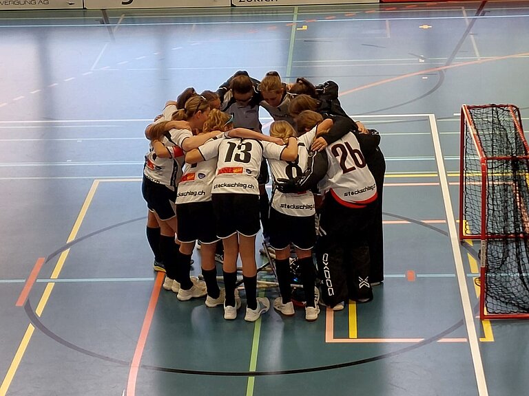 Die Juniorinnen U17 zeigen den Mannschaftsruf.