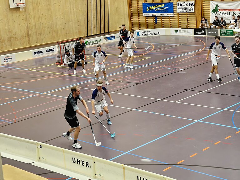 Schüpfheim mit Jan Bucher (Nr. 66, am Ball) in der Offensive