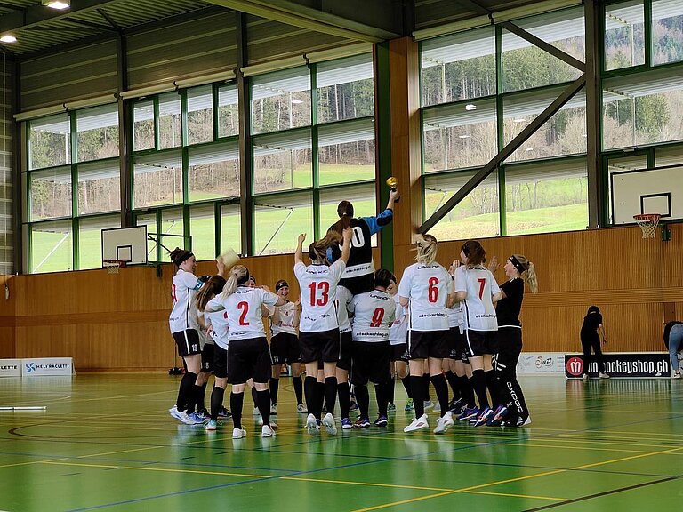 Die abtretende Leonie Bucher stemmt den Pokal in die Höhe.