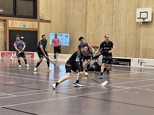 Schüpfheim (in schwarz) verteidigt in einer doppelten Unterzahlsituation. 