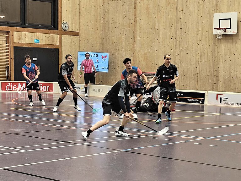 Schüpfheim (in schwarz) verteidigt in einer doppelten Unterzahlsituation. 