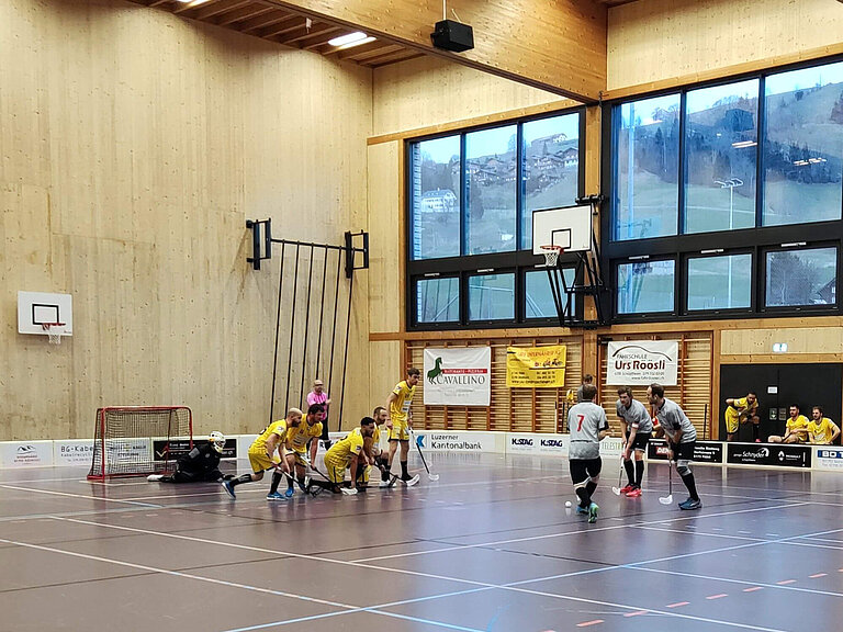 Drei Schüpfheimer (in Grau) beschäftigen in Unterzahl mit einem Freistoss die gesamte Emmentaler Hintermannschaft. 