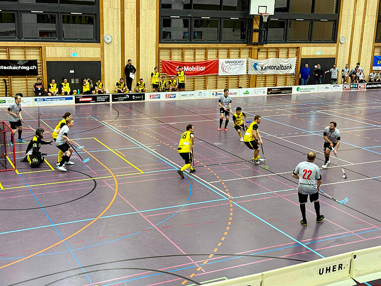 Schüpfheim versucht sich in Überzahl. Am Ball Remo Stalder. 