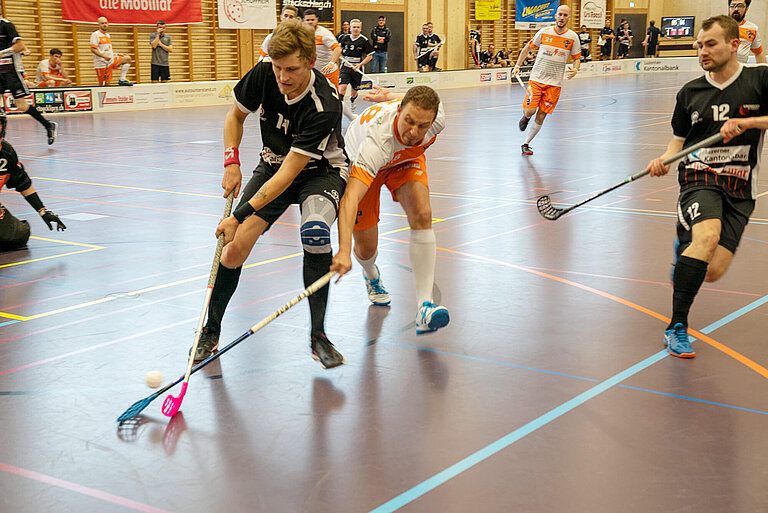 Gian Willa im Zweikampf um den Ball