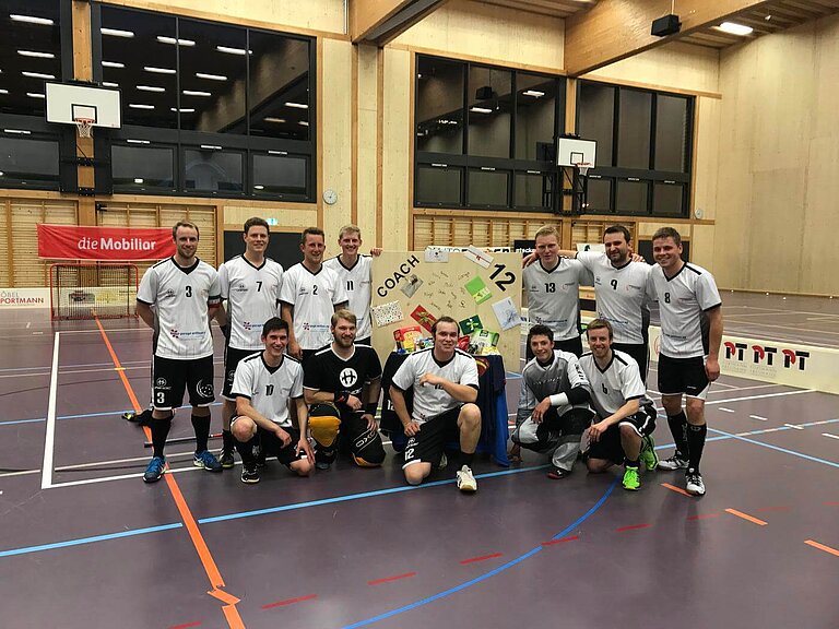 Geschenkübergabe an Christian Roos nach dem Spiel.