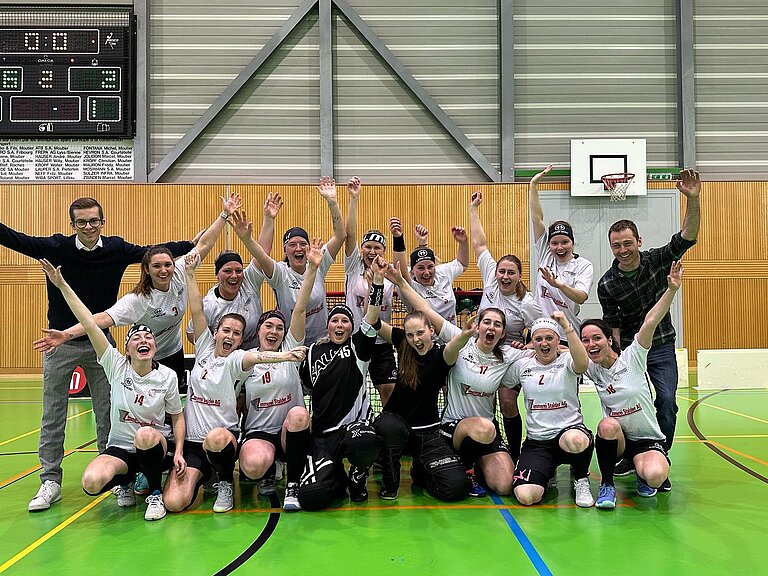 Unsere Damen feiern den vorzeitigen Gruppensieg.