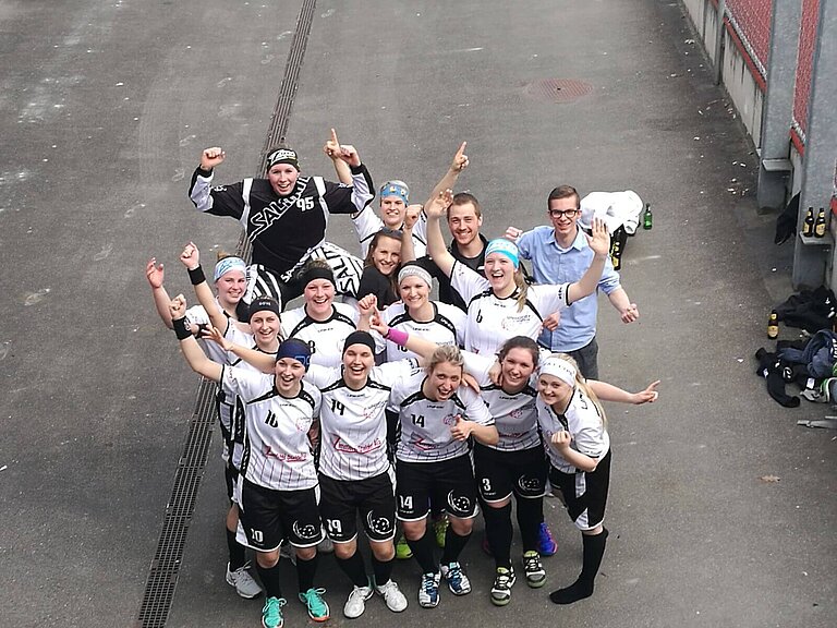 Unsere Damen freuen sich über den Gruppensieg.