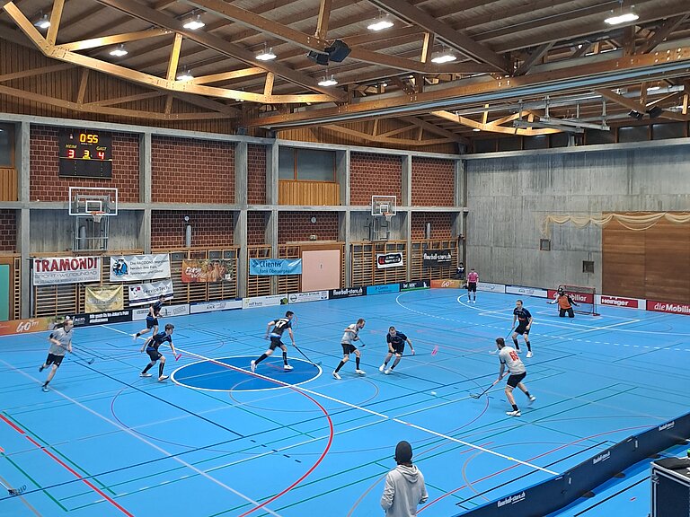 Schüpfheim (in grau) lanciert einen Angriff - leider ohne Torerfolg.