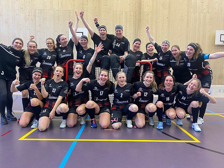 Die Damen feiern den Verbleib in der ersten Liga.