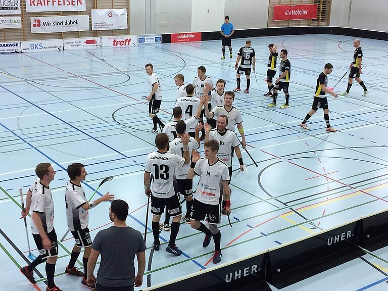 Das Schüpfheimer Team feiert ein erzieltes Tor.