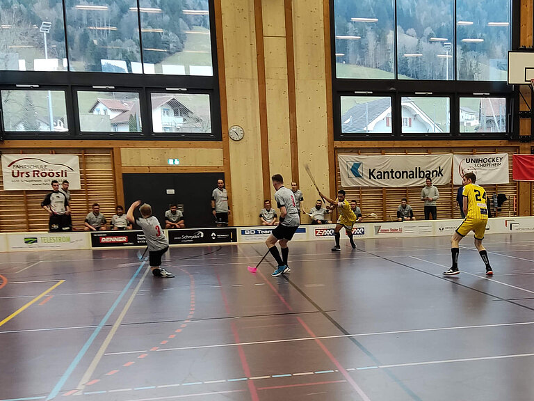 Pascal Grüter (Nr. 3) und Fabian Zemp (Nr. 8) blocken den gegnerischen Abschluss.